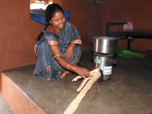 Vedanta Aluminium employees encourage clean cooking practices 1